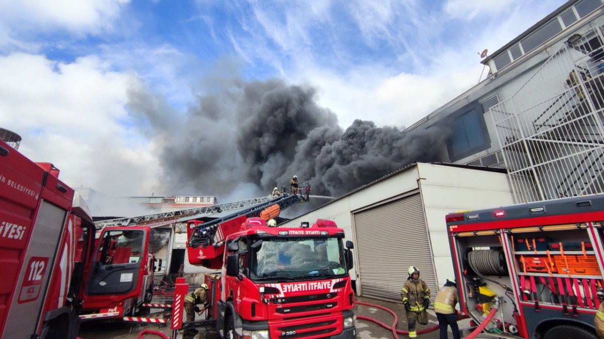 Sancaktepe'de fabrika yangını: Gökyüzünü dumanlar kapladı