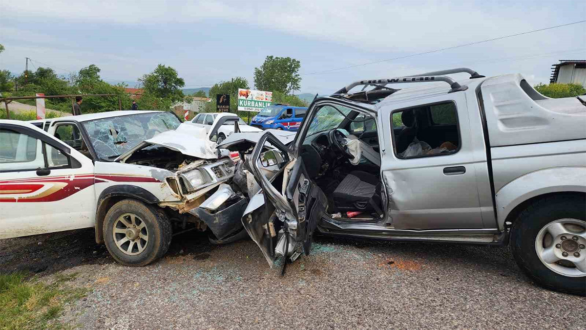 Bursa'da otomobiller kafa kafaya çarpıştı: 1 kişi yaşamını yitirdi, 4 kişi yaralandı