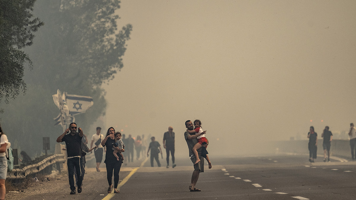 İsrail’de tarihin en büyük yangını: Alevler binlerce kişiyi yerinden etti, Filistin’in yardım teklifine yanıt verilmedi