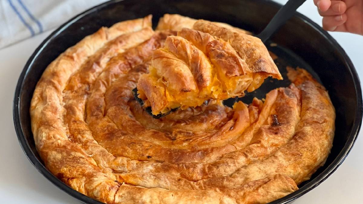 Fırınla uğraştırmıyor, 5 dakikada tavada hazır oluyor! İster kahvaltıya, ister çay yanına: Şipşak tavada kol böreği tarifi
