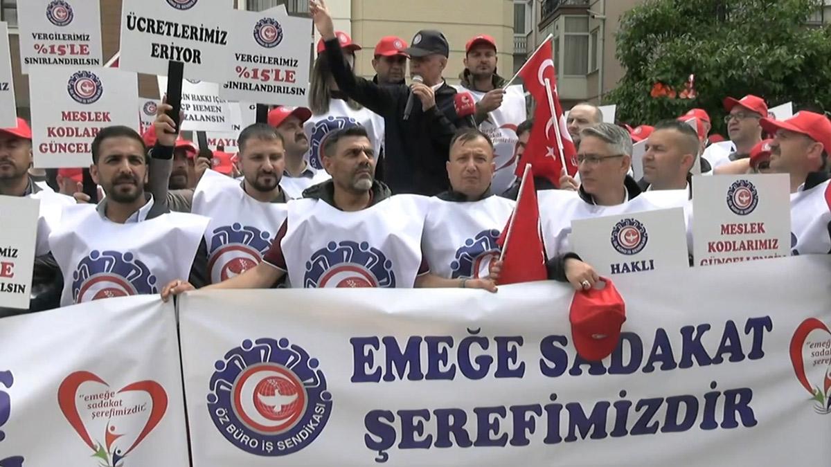 1 Mayıs’ta siyah çelenkli tepki: TÜHİS’in sözleşme gecikmesine emekçilerden sert protesto