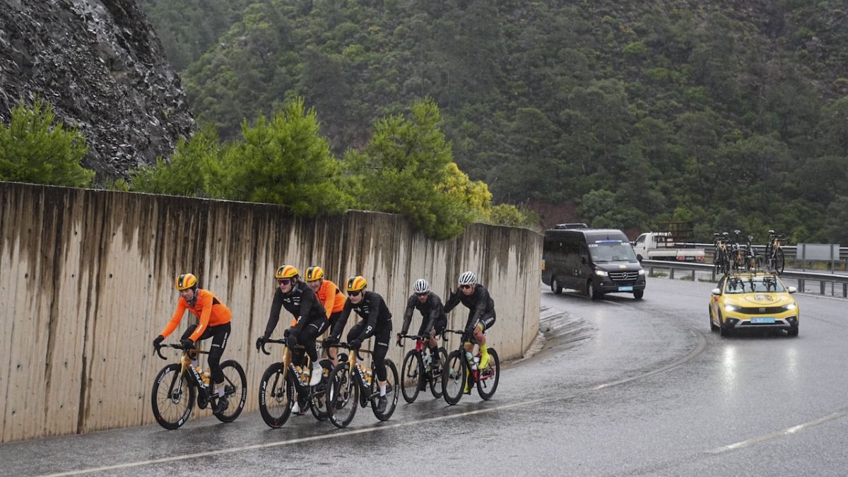 Cumhurbaşkanlığı Bisiklet Turu'na yağmur engeli