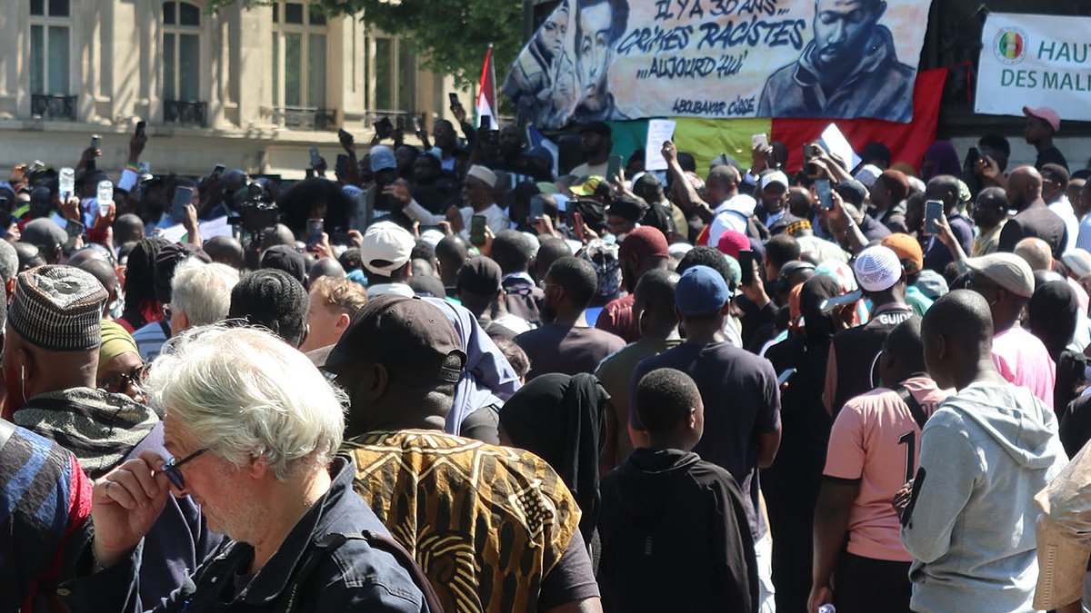 Fransa’da camide öldürülen Aboubakar için sessiz protesto: Müslüman olmak suç değil