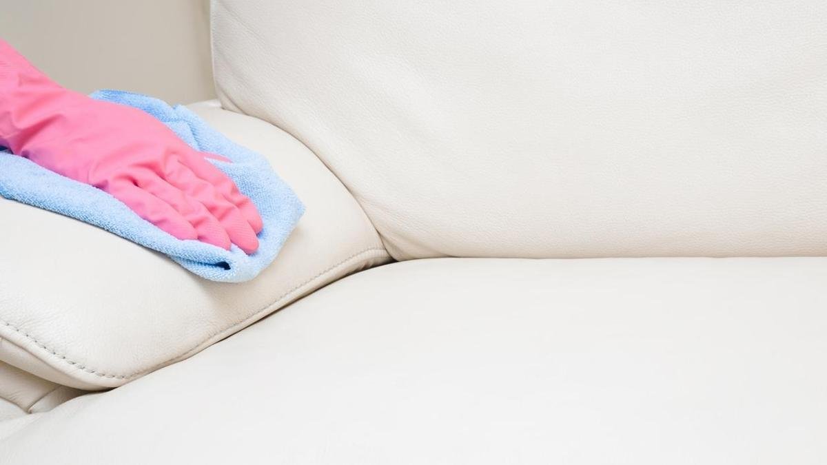 Koltuklar pırıl pırıl olacak! Yeni gibi gösteriyor: O malzeme ovalama derdini ortadan kaldırıyor, kirler kendiliğinden çıkıyor