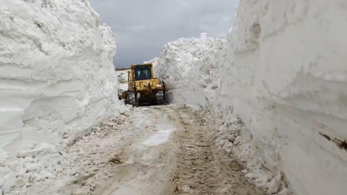 Mayıs ayında şaşırtan görüntü! Kar kalınlığı 3 metreyi aştı: Yollar kapandı, bu sene bahar yok