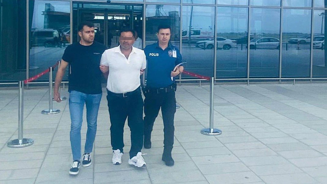 Interpol'ün aradığı hükümlü Çukurova Havalimanı'nda yakalandı