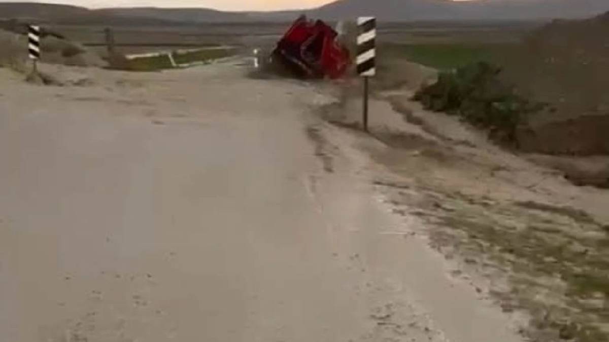 Ankara'da dehşet anları: Görevdeki itfaiye aracı sele kapıldı! O anlar kamerada