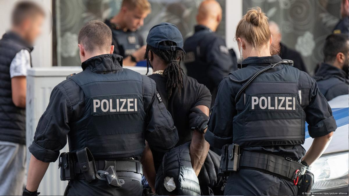 Almanya'da bir araç kalabalığa daldı: 3 yaralı