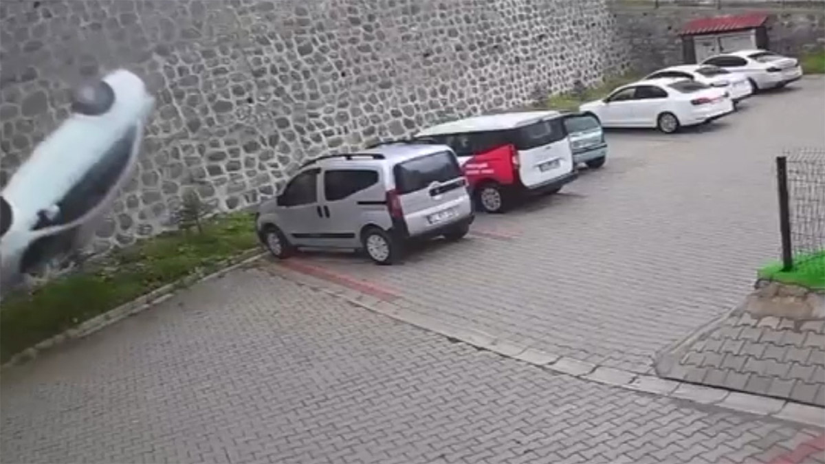 Kontrolden çıkan otomobil site bahçesine düştü: 1 ölü