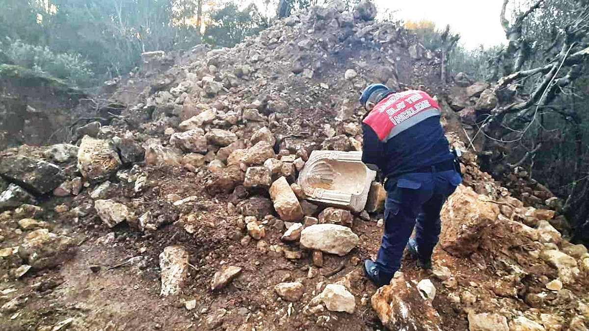 Define ararken yakalandılar! Emekli asker ile vali kaçak kazıda