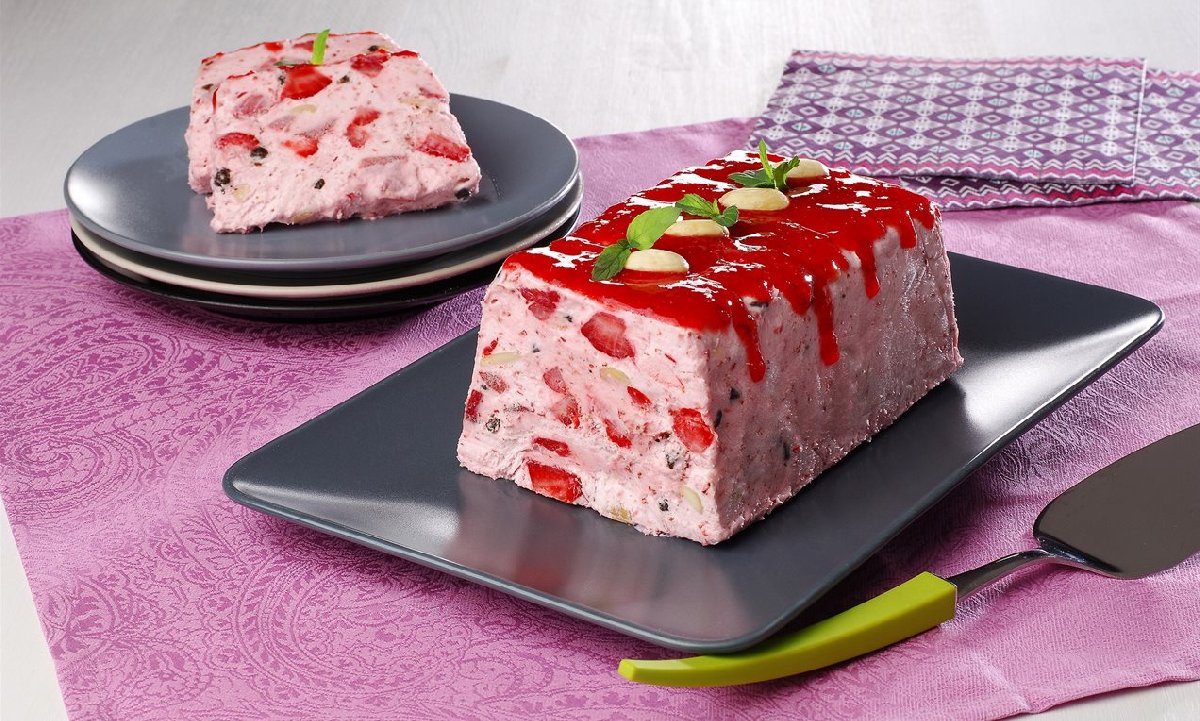 10 dakikada hazır: Çilekli parfe tarifiyle tatlı krizlerine son! Öğrenenler denemek için mutfağa koşuyor