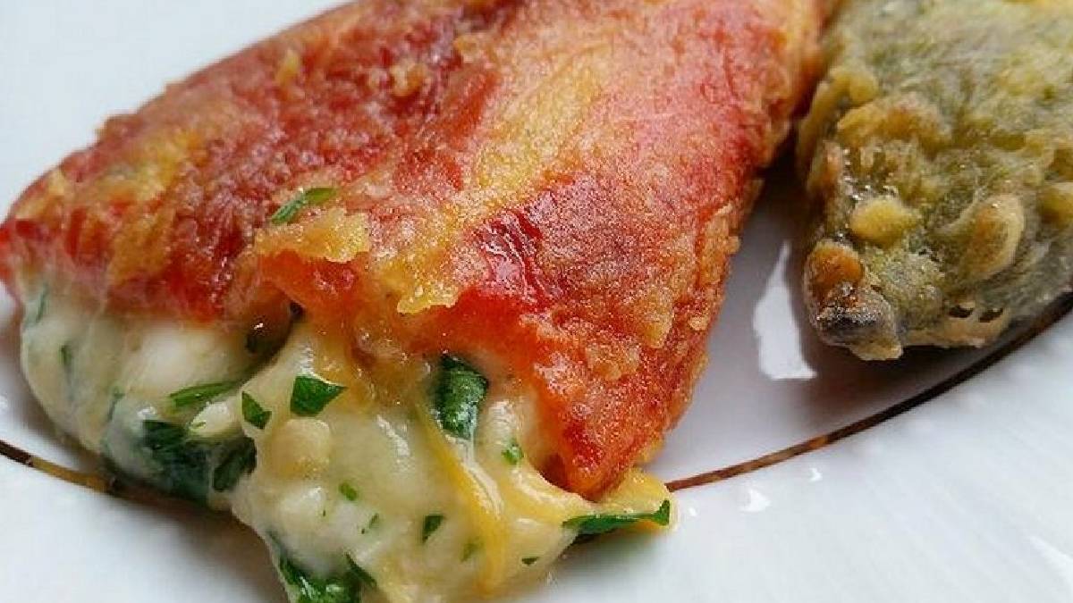 Kahvaltıya rakip, akşam yemeğine ise şahane dokunuş! Tek lokmada aşk yaşatacak: İşte peynirli köz biber kızartması!