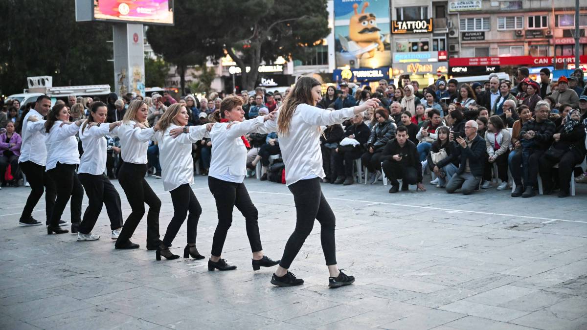 Dansın ritmi Cumhuriyet Meydanı’nda yükseldi