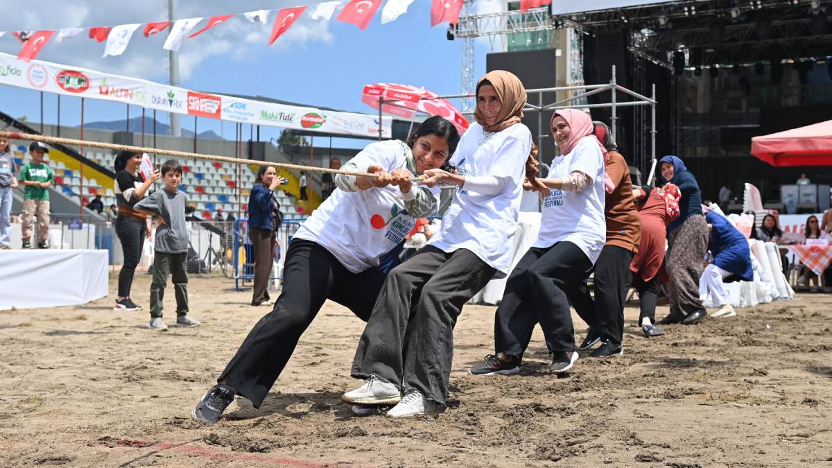 Kumluca’da Kadınlar Matinesi festivale renk kattı