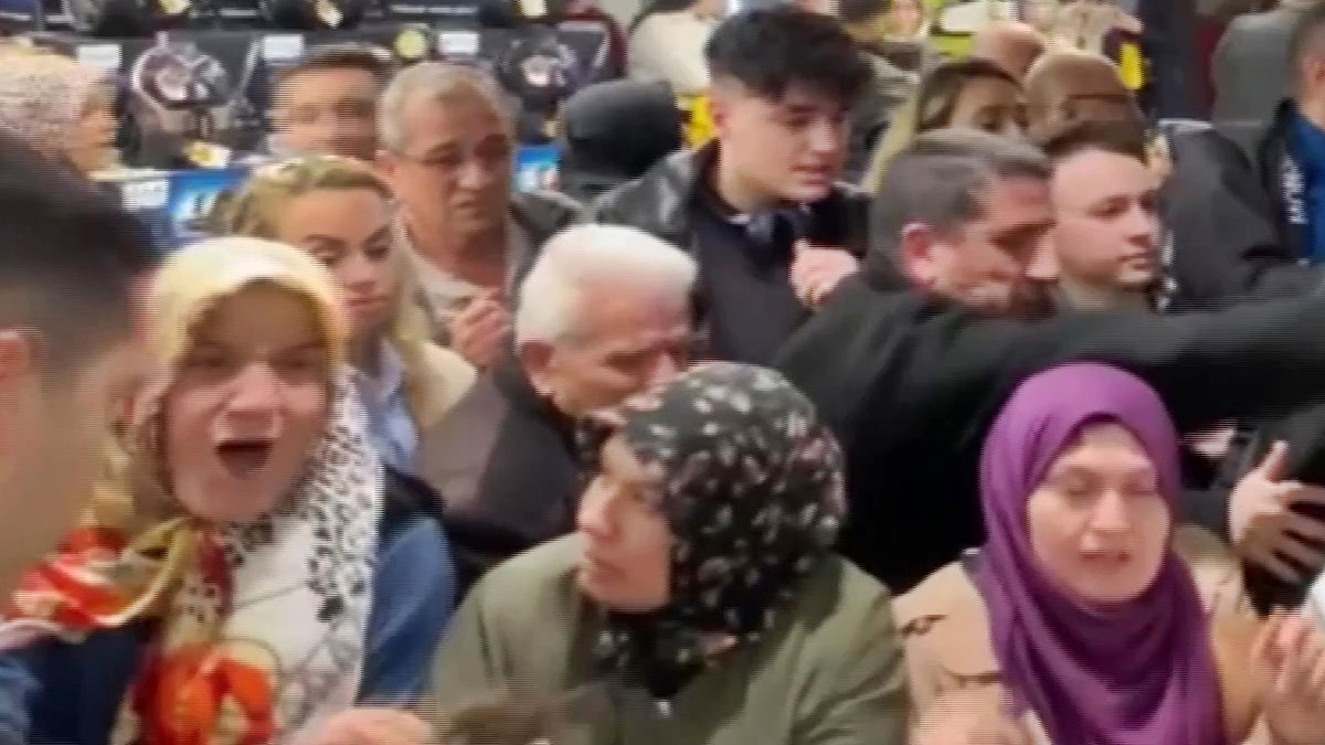 Dev indirim kampanyası izdihama dönüştü! Birbirlerini ezip geçtiler, o anlar kamerada