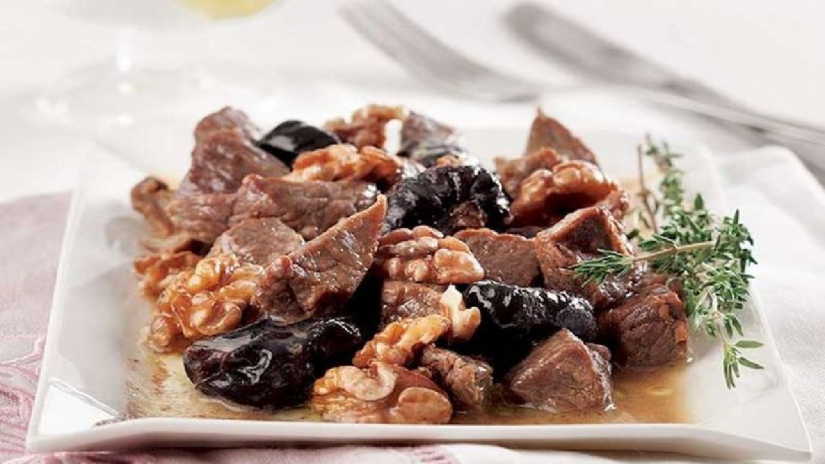 Meyveli yemek mi olur demeyin! Hem etli hem de meyveli: Herkesi şaşırtan lezzet