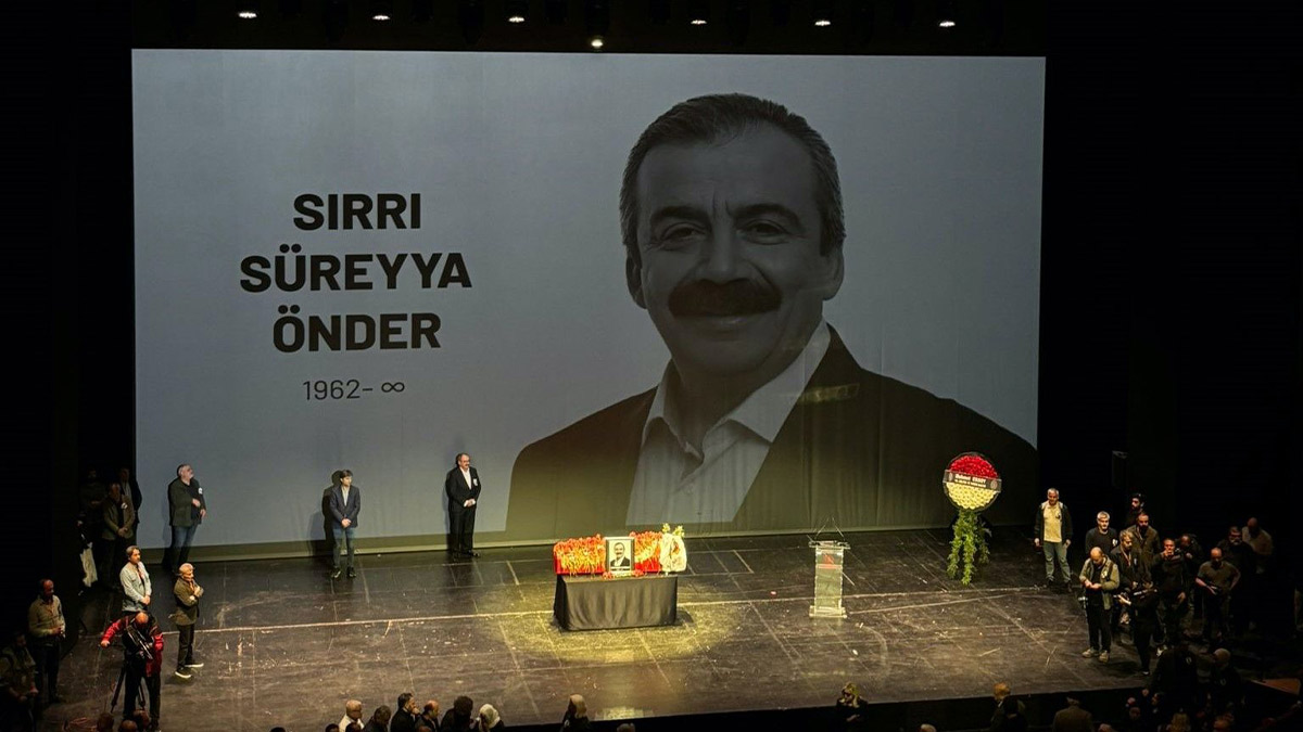Naaşı AKM'ye getirildi... Sırrı Süreyya Önder son yolculuğuna uğurlanıyor