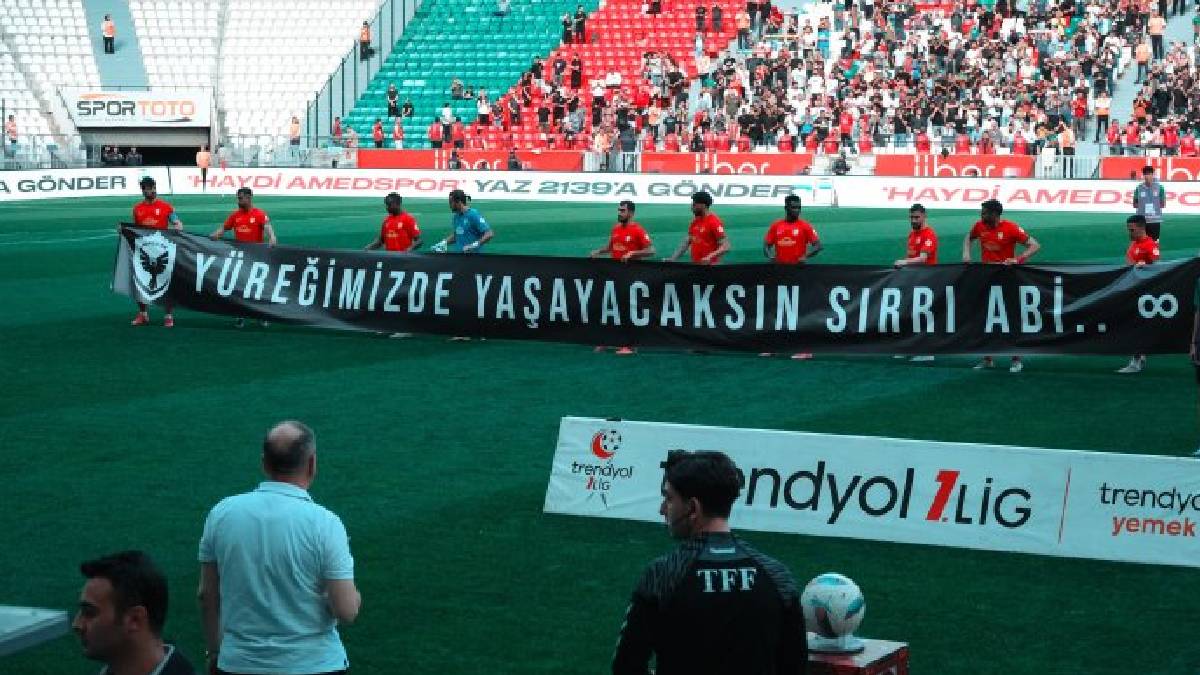 Amedspor’dan 'Yüreğimizde yaşayacaksın Sırrı Abi' pankartı