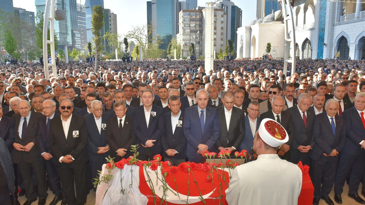 Annesi tabutu başında ağıtlar yaktı... Sırrı Süreyya Önder son yolculuğuna uğurlandı