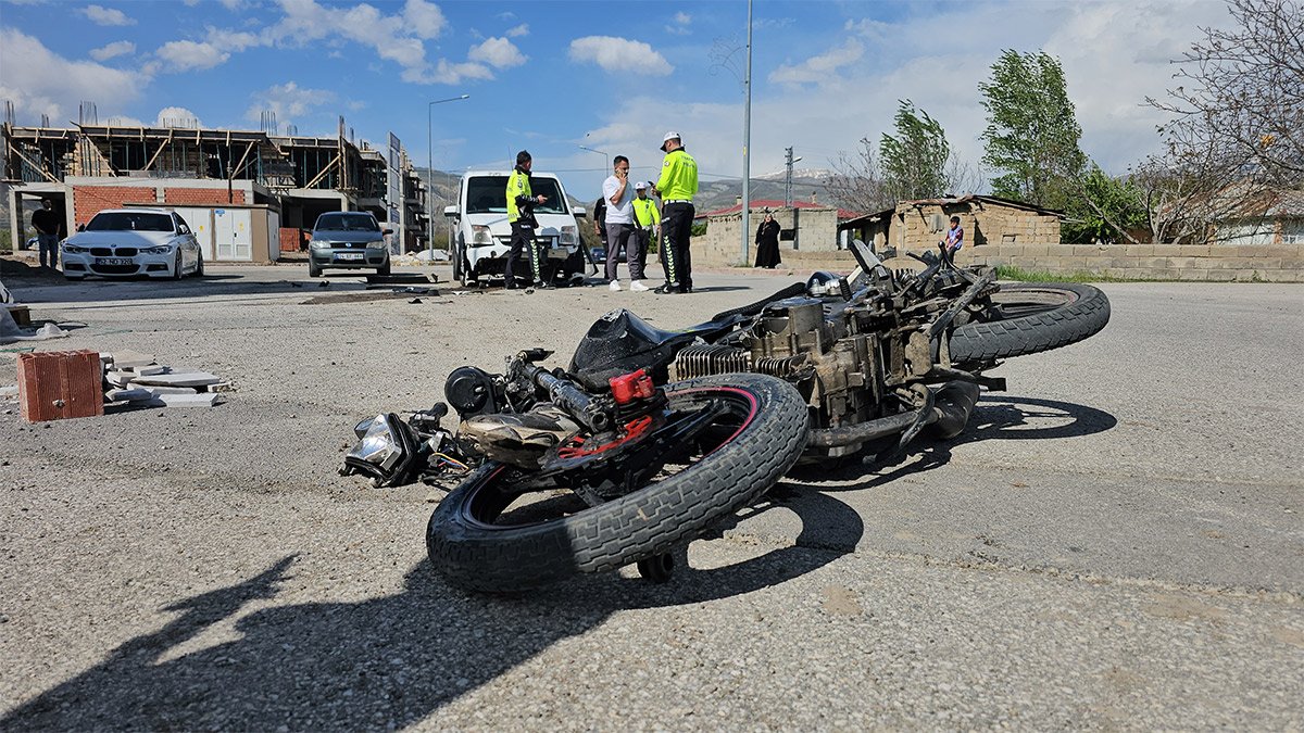 Erzincan'da feci kaza! Hafif ticari araçla çarpışan motosikletin sürücüsü öldü
