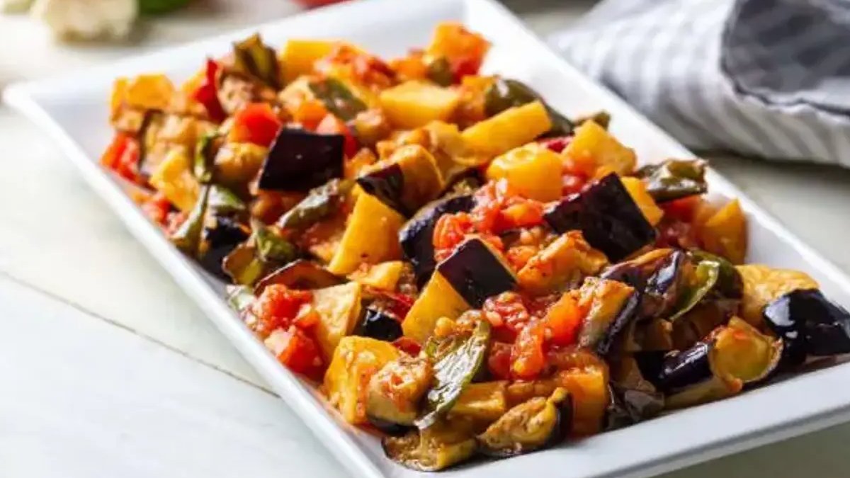 Yaz sofralarına çok yakışıyor! Ege’nin vazgeçilmezi: Domatesli patlıcan yemeği…