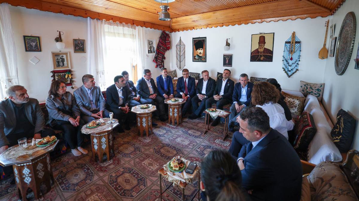 Başkan Tugay, İstanbul'da CHP Genel Başkanı Özgür Özel ile bir araya geldi