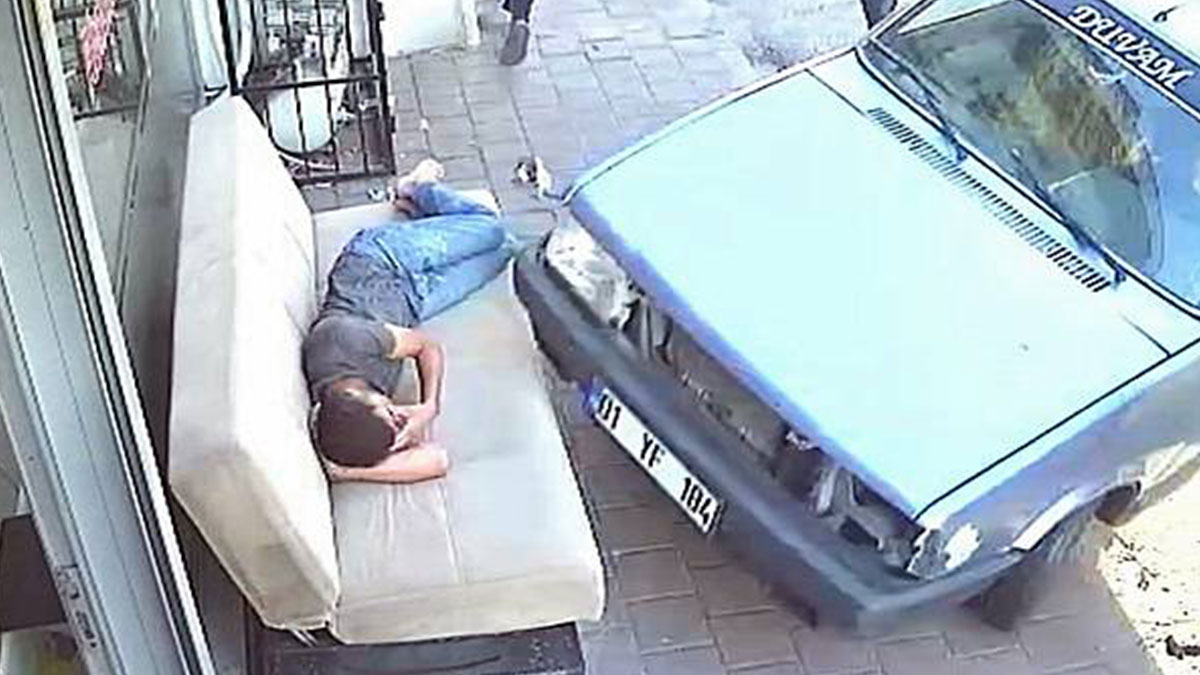 Sokaktaki kanepede uyuyan adamın suratına araba çarptı! İlginç kaza kamerada