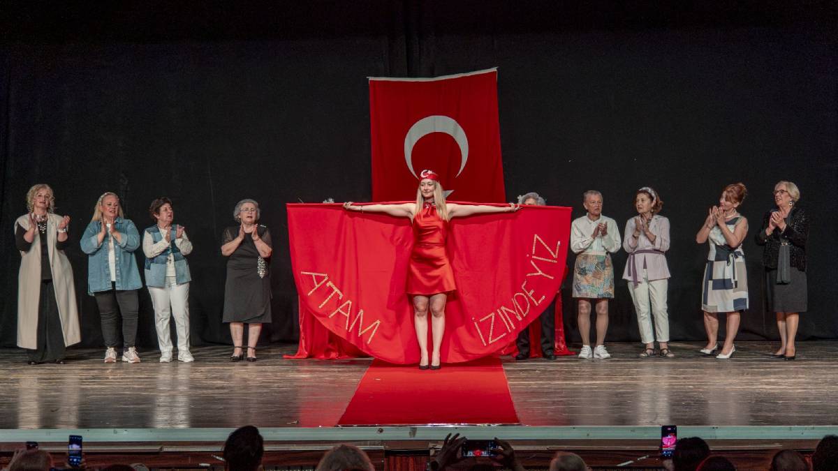 Karşıyaka’nın çınarlarından renkli defile