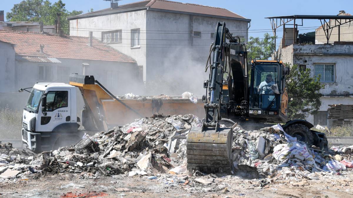 Büyükşehir’den Buca’da temizlik operasyonu