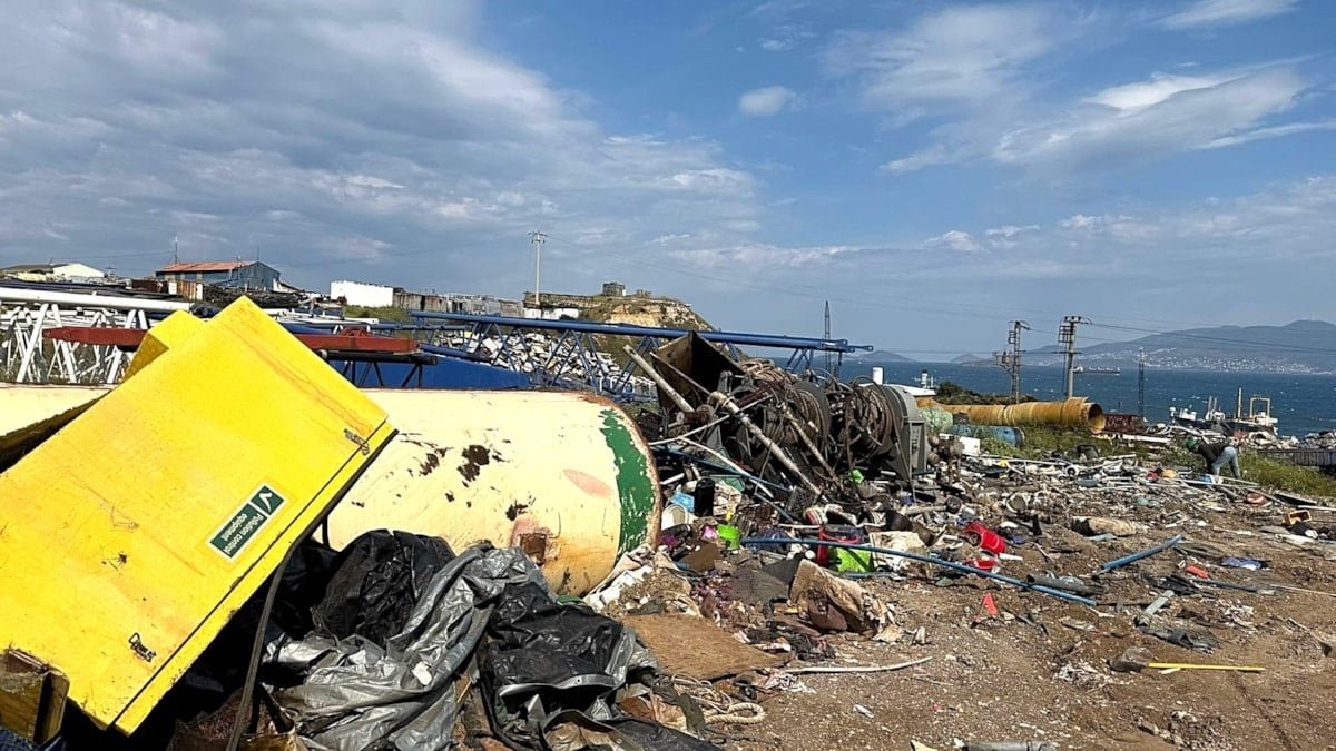 İzmir Aliağa’da 15 bin ton tehlikeli atık ortaya saçıldı