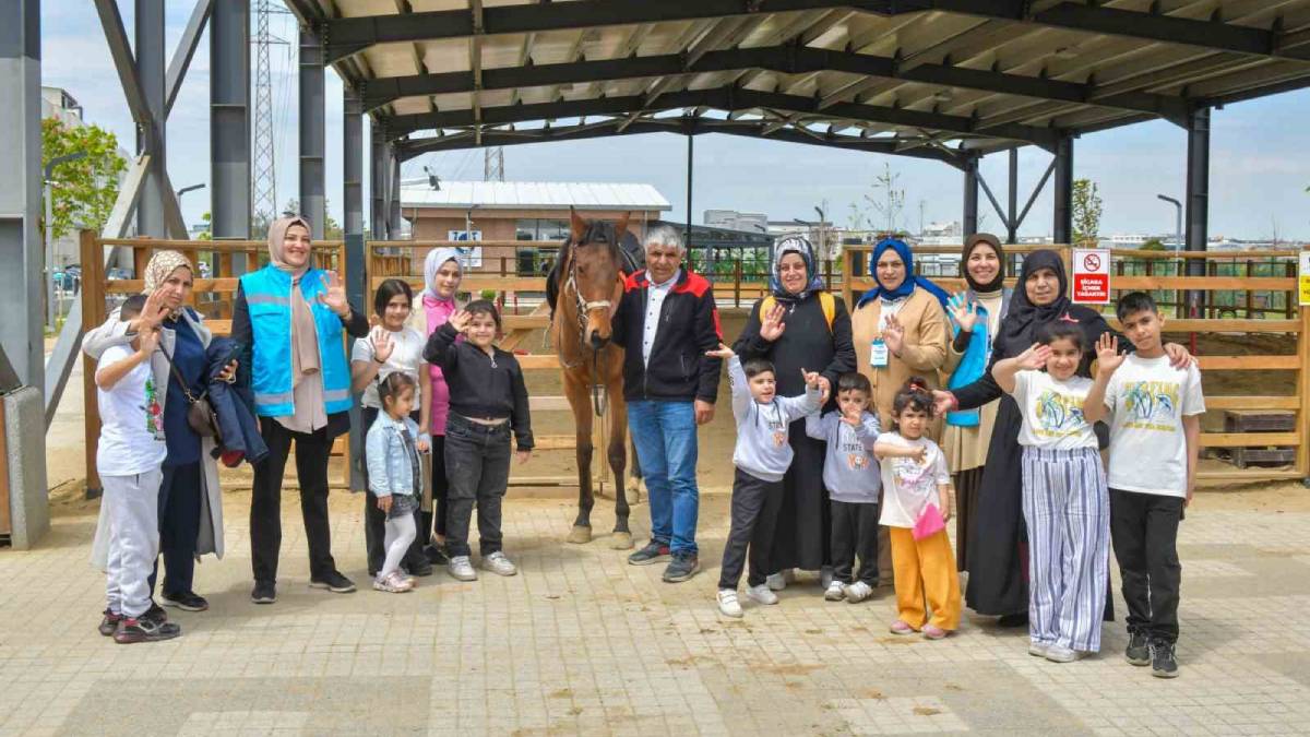 Esenyurt Belediyesinden çocuklara at çiftliği gezisi