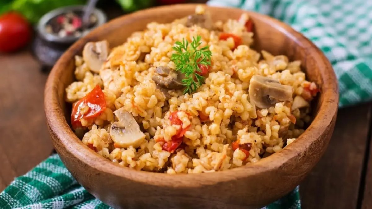 Klasik pilavdan sıkıldıysanız hemen deneyin! Bulgura mantar çok yakışıyor, tadına doyum olmuyor