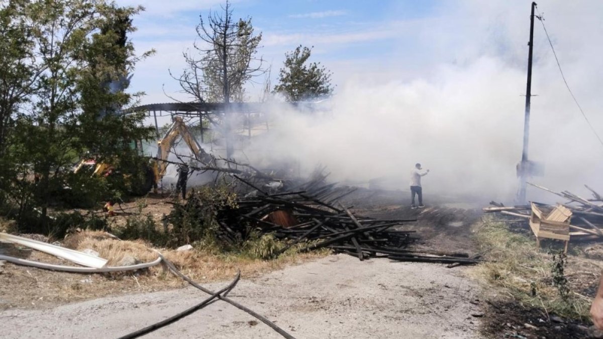 Balıkesir'de kereste deposunda yangın: Alevler itfaiye ekiplerinin müdahalesiyle kontrol altına alındı