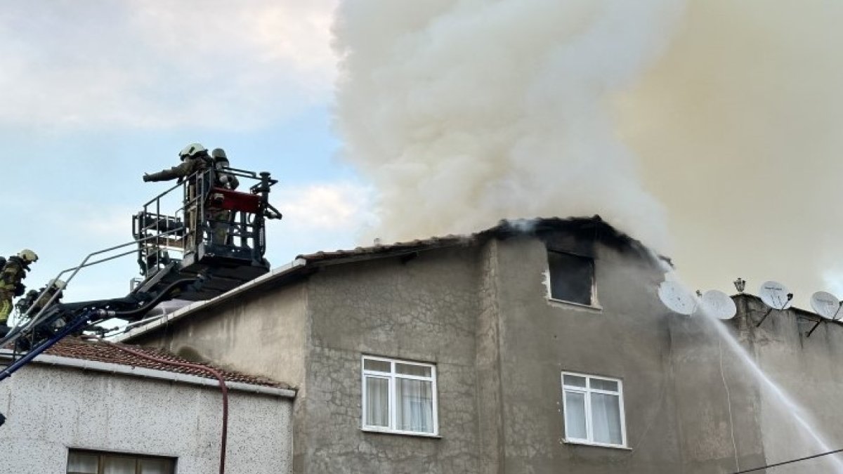 Ataşehir’de yangın paniği: 3 katlı binanın çatı katı alevlere teslim oldu