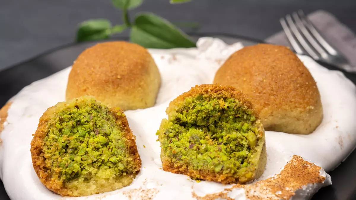 Gaziantep'e rakip Mersin lezzeti! İçi bol fıstıklı, dışı pofuduk: Gün masalarının yeni yıldızı olacak kerebiç tatlısı tarifi