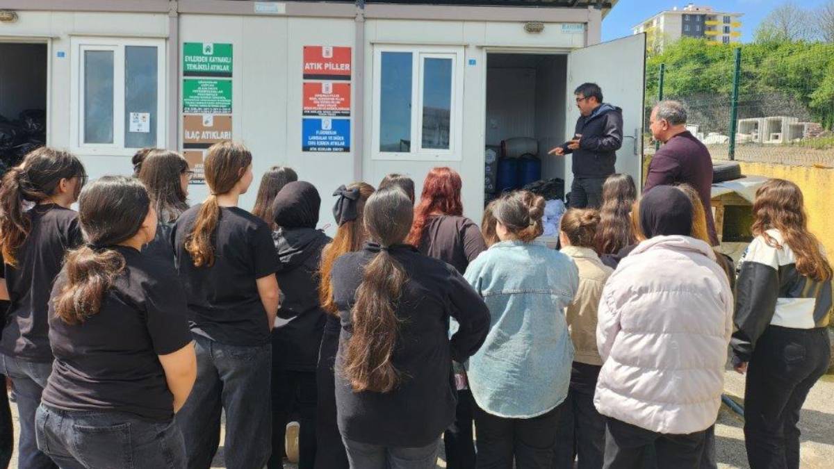 Öğrenciler, Atık Getirme Merkezi’ni ziyaret ettiler