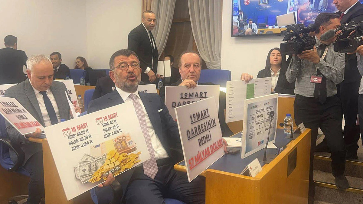 CHP'li vekiller TBMM'de Karahan'ı protesto etti: 19 Mart darbesinde Türkiye tam 57 milyar dolar zarar etti