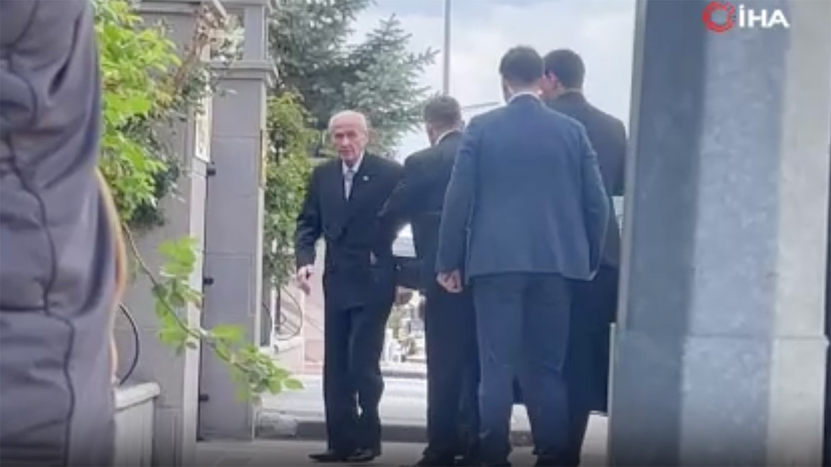 Bahçeli, Erdoğan görüşmesi öncesi konutuna geldi