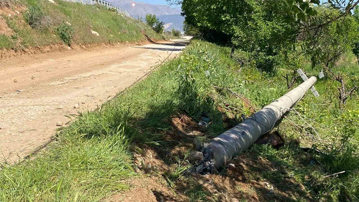 Denizli'de otomobil elektrik direğine çarptı, iki genç hayatını kaybetti