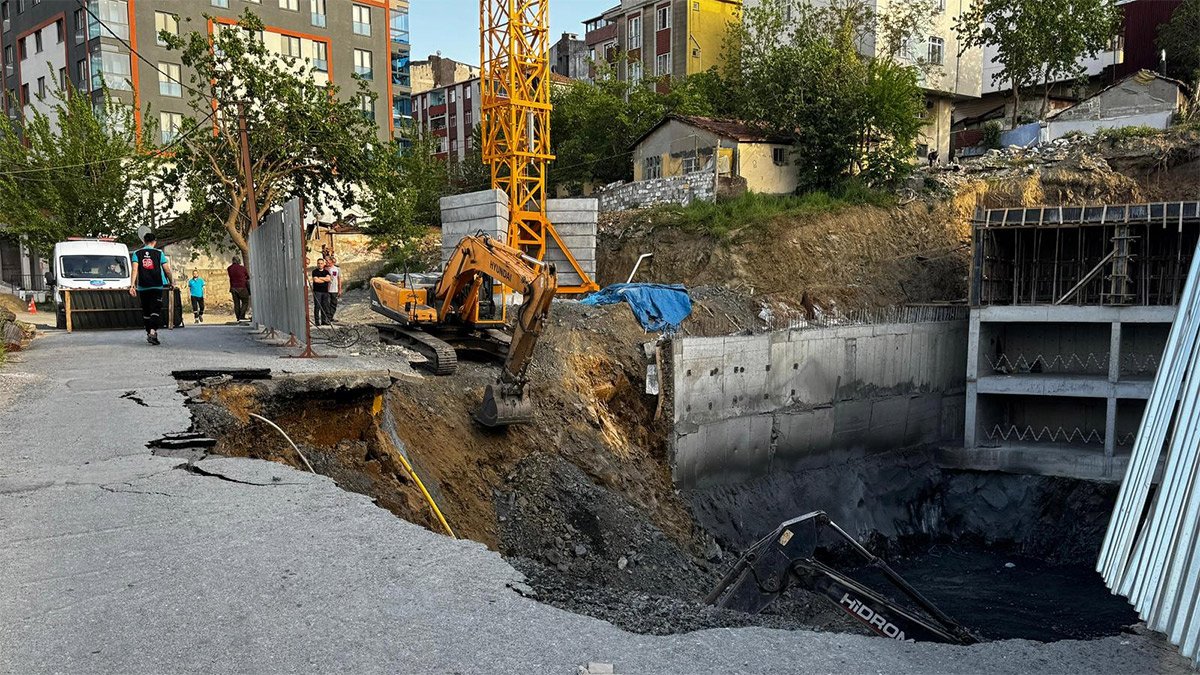 Gaziosmanpaşa'da inşaat çalışması sırasında yol çöktü
