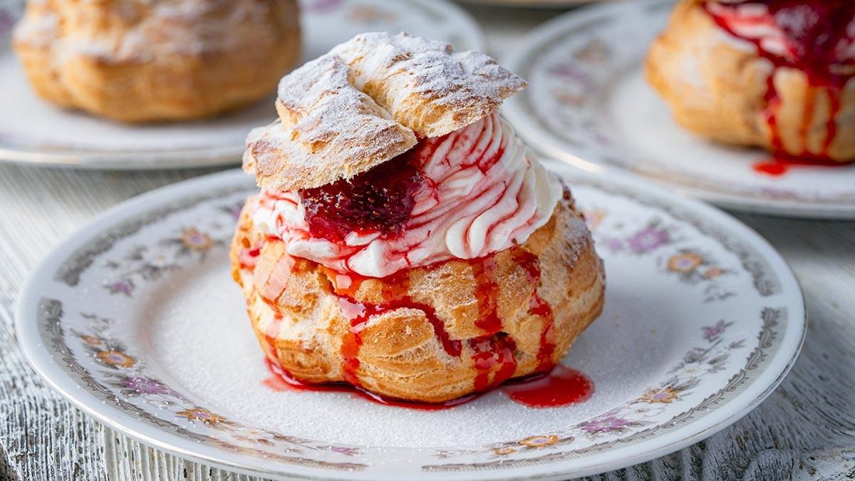 Hem çok hafif hem de lezzetli! Profiterol sevenler bayılacak! İşte çilekli kremalı puf tarifi