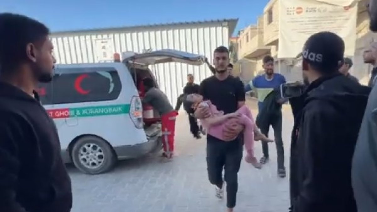 İsrail ordusu, Gazze'de yerinden edilenlerin kaldığı okulu bombaladı: Çok sayıda ölü ve yaralı var