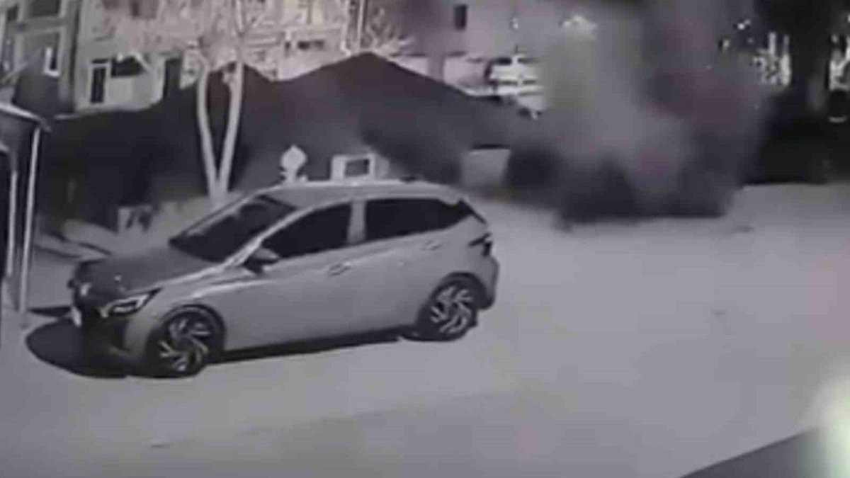 Bir anda yerin altında patladı! Asfaltı yerinden söktü, araçla zarar gördü: O anlar kameralara böyle yansıdı