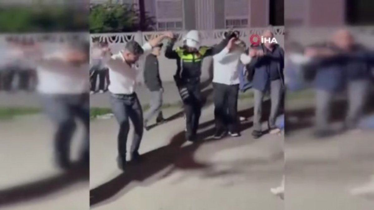 İhbar üzerine gitti, halay başında görüntülendi: Trafik polisinin halayı kameralara böyle yansıdı