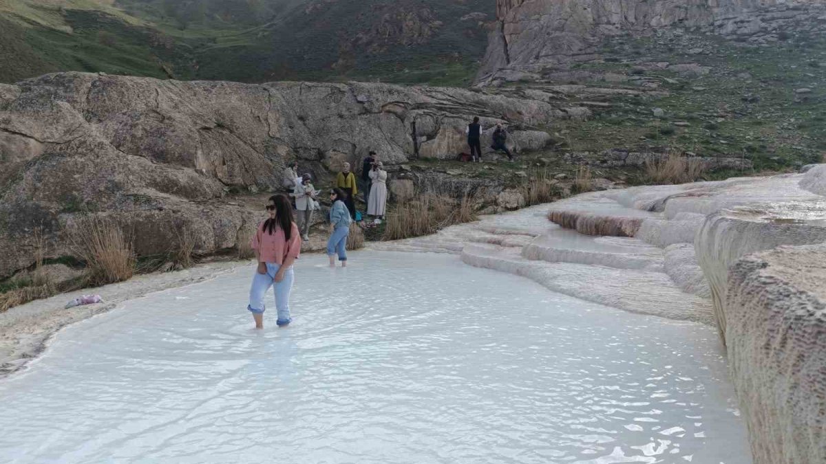 Pamukkale’ye gitmek şart değil! Doğu'nun travertenleri yerli turistin yeni gözdesi oldu