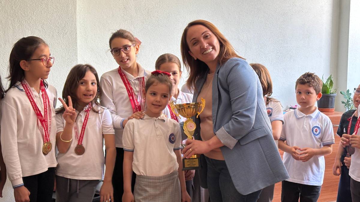 Büyükşehir’in minik kulaçları madalyaları topladı