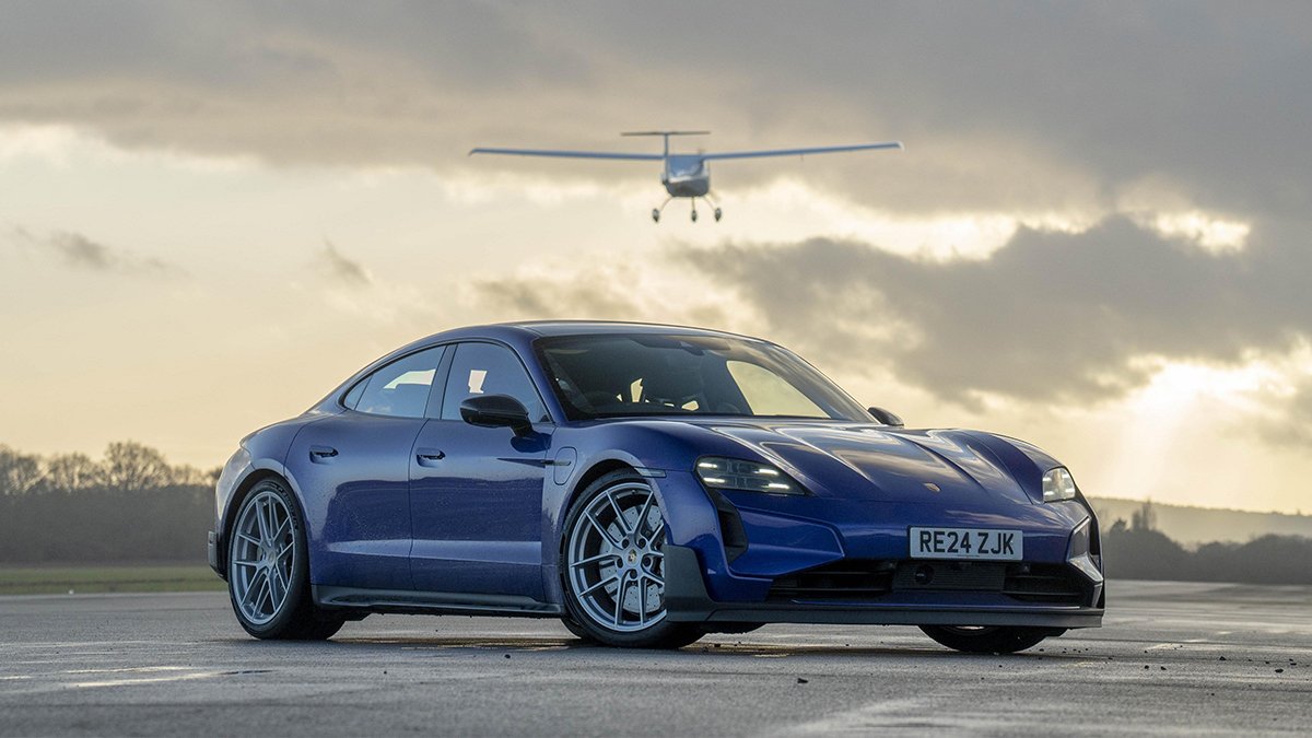 Porsche Taycan uçağa karşı, ama elektrikli