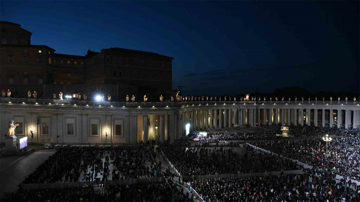 Vatikan'da yeni papa ilk oylamada seçilemedi