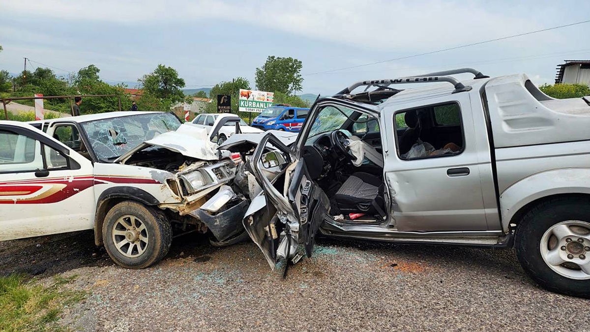 Korkunç kaza kamerada: Kafa kafaya girdiler! 1 ölü, 4 yaralı