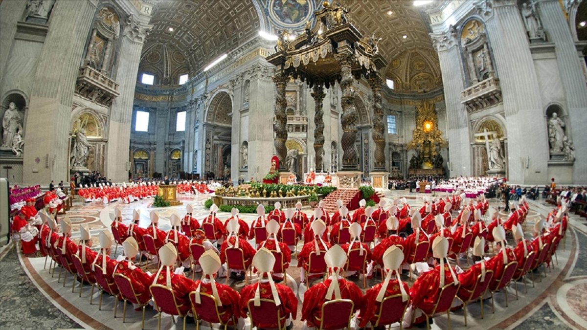 Vatikan'da yapılan ilk tur oylamada yeni papa seçilemedi